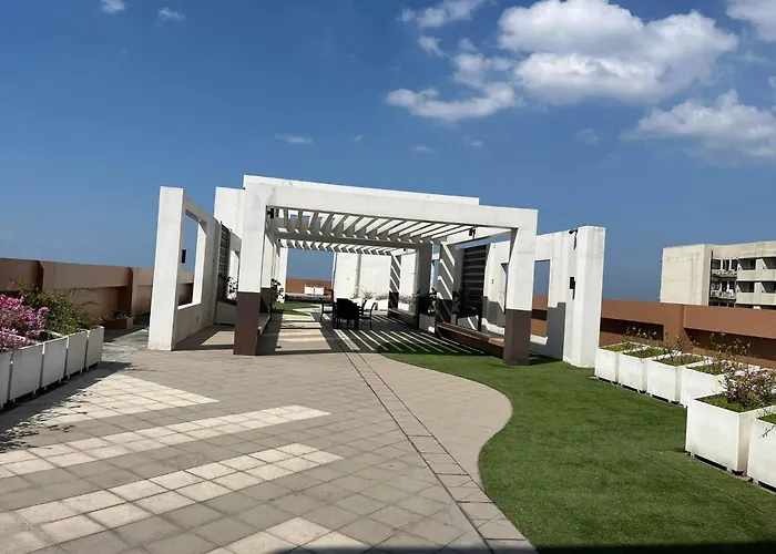 Bayfront Staycation At The Radiance Pet-friendly, Free Pool & Gym Near Airport, Moa, Star City, World Trade Center & Bay 4* Manila